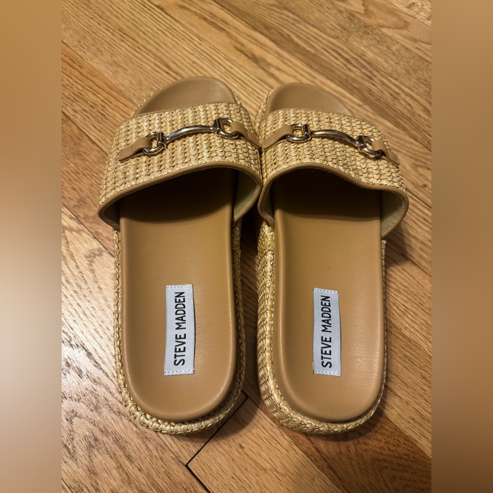 Steve Madden Kayley raffia Sandals/Slide with horse-bit gold size 8 1/2 - Picture 3 of 5